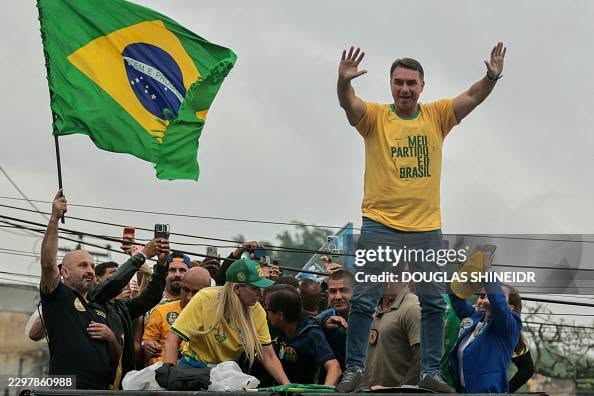 Ataques a Lula, crítica à Globo, contra reeleição: o que Flávio disse no JN